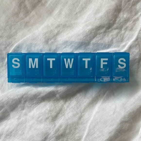 Weekly 7-Day Pill Organizer, Days of the Week Locked Container - Picture 9 of 16